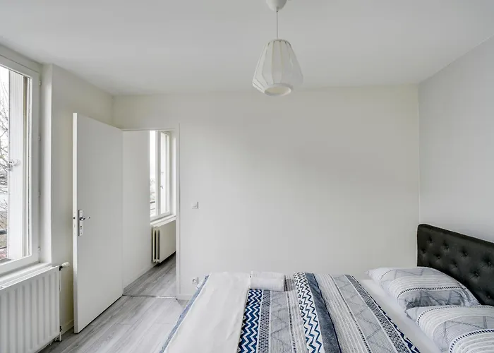 Chic And Spacious Apart With Parking