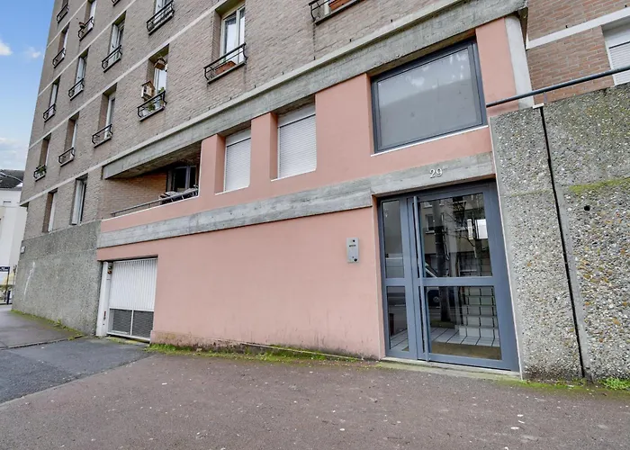 Chic And Spacious Apart With Parking