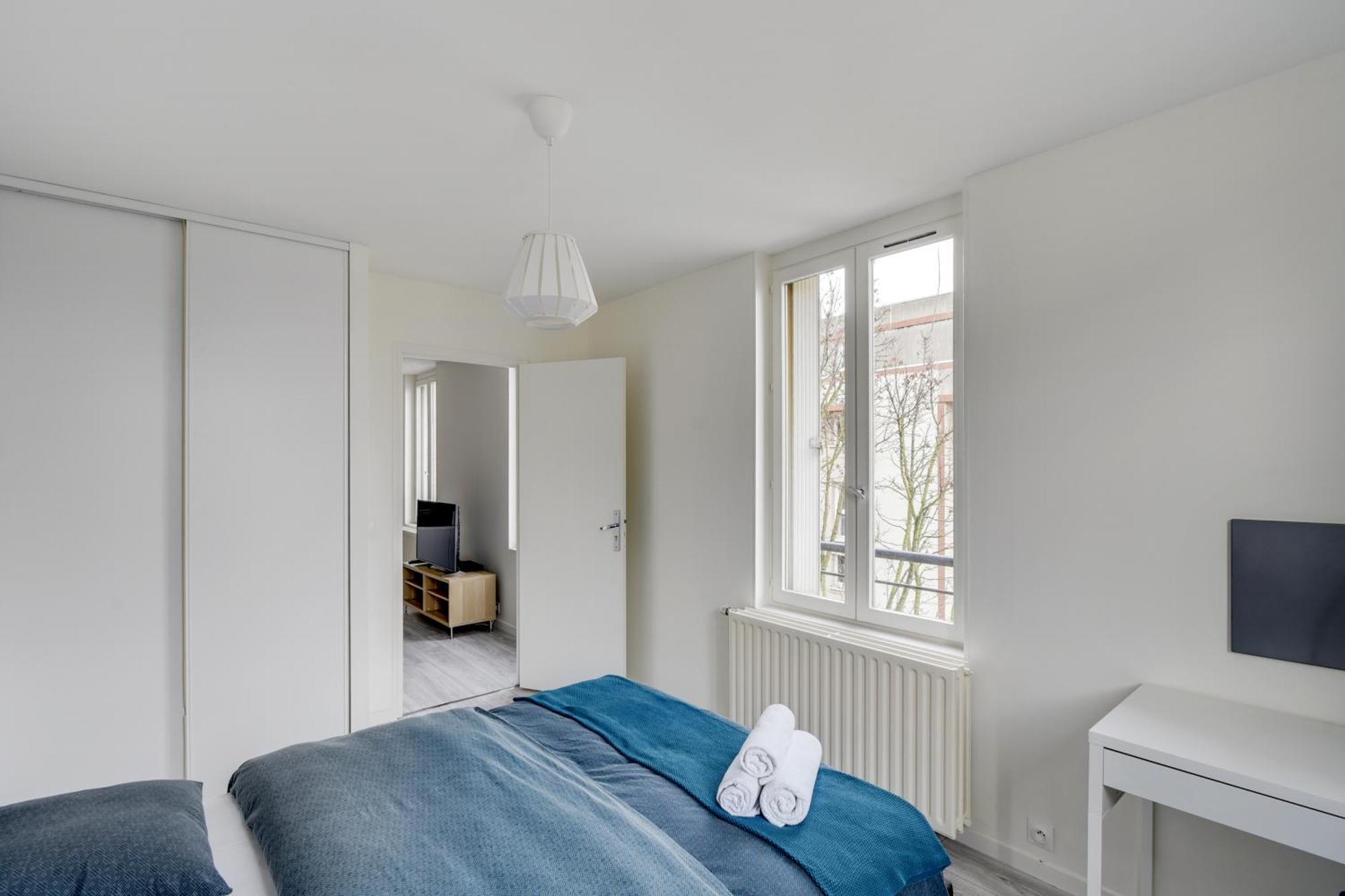 Chic And Spacious With Parking