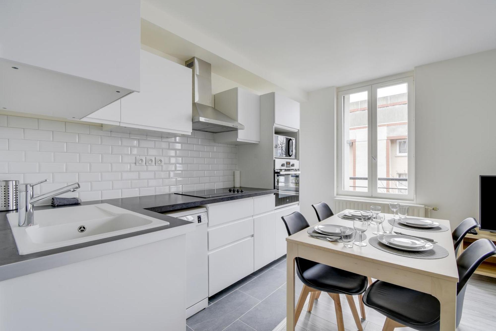 Chic And Spacious With Parking *