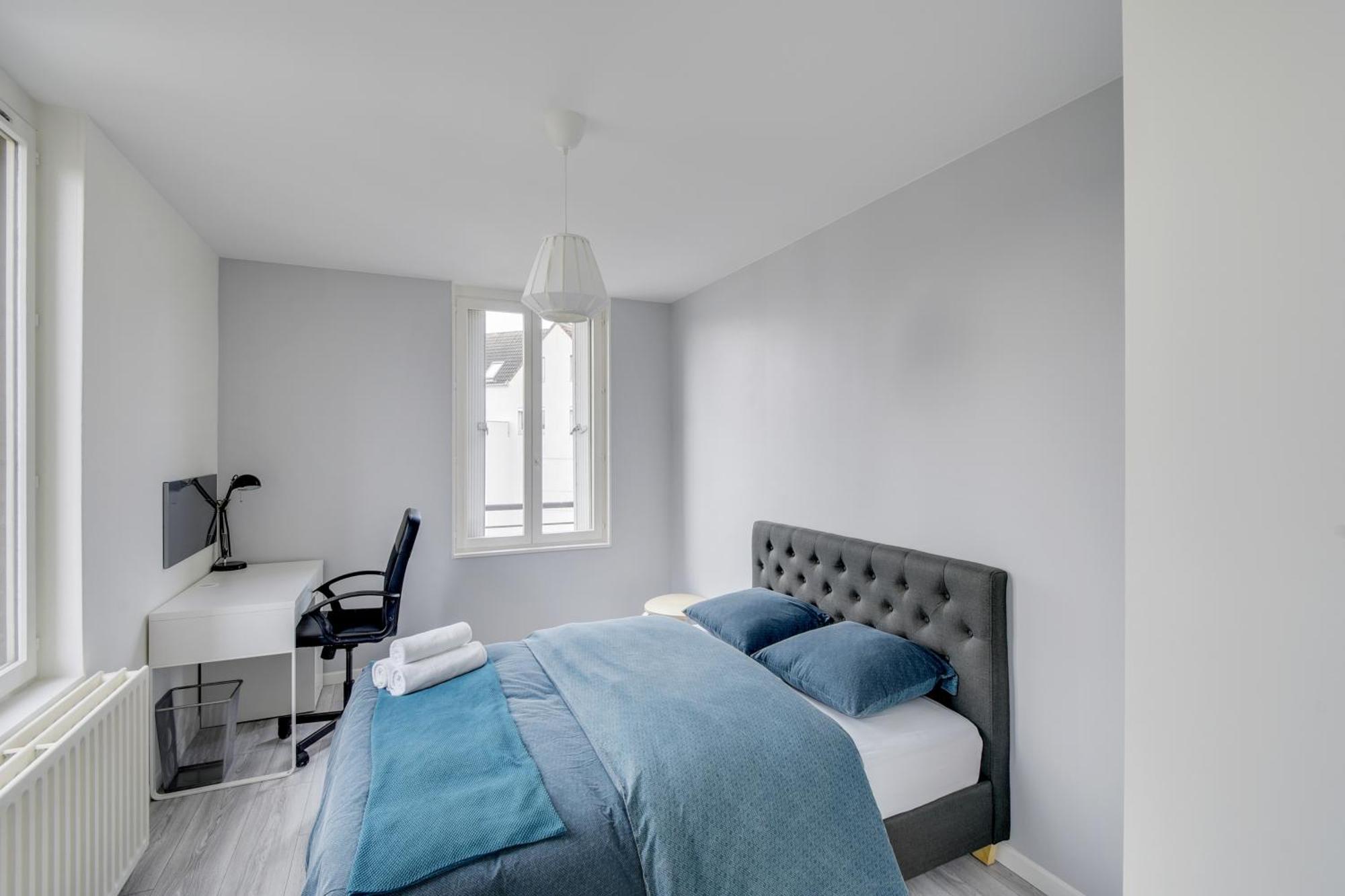 Chic And Spacious With Parking * Cergy